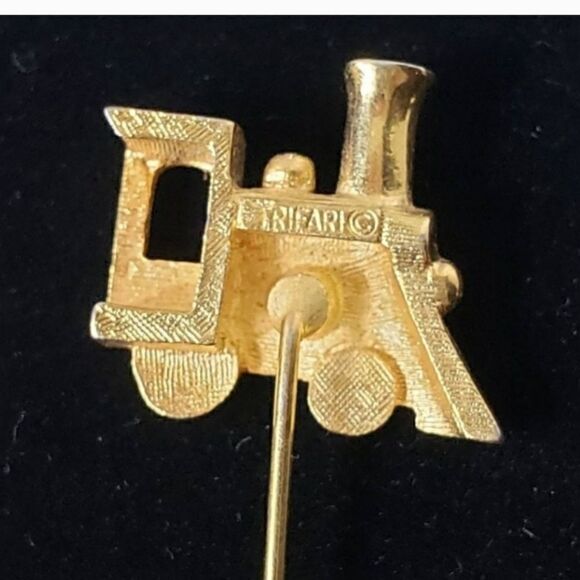 VINTAGE TRIFARI Goldtone Train Locomotive Stick Pin - Picture 2 of 5